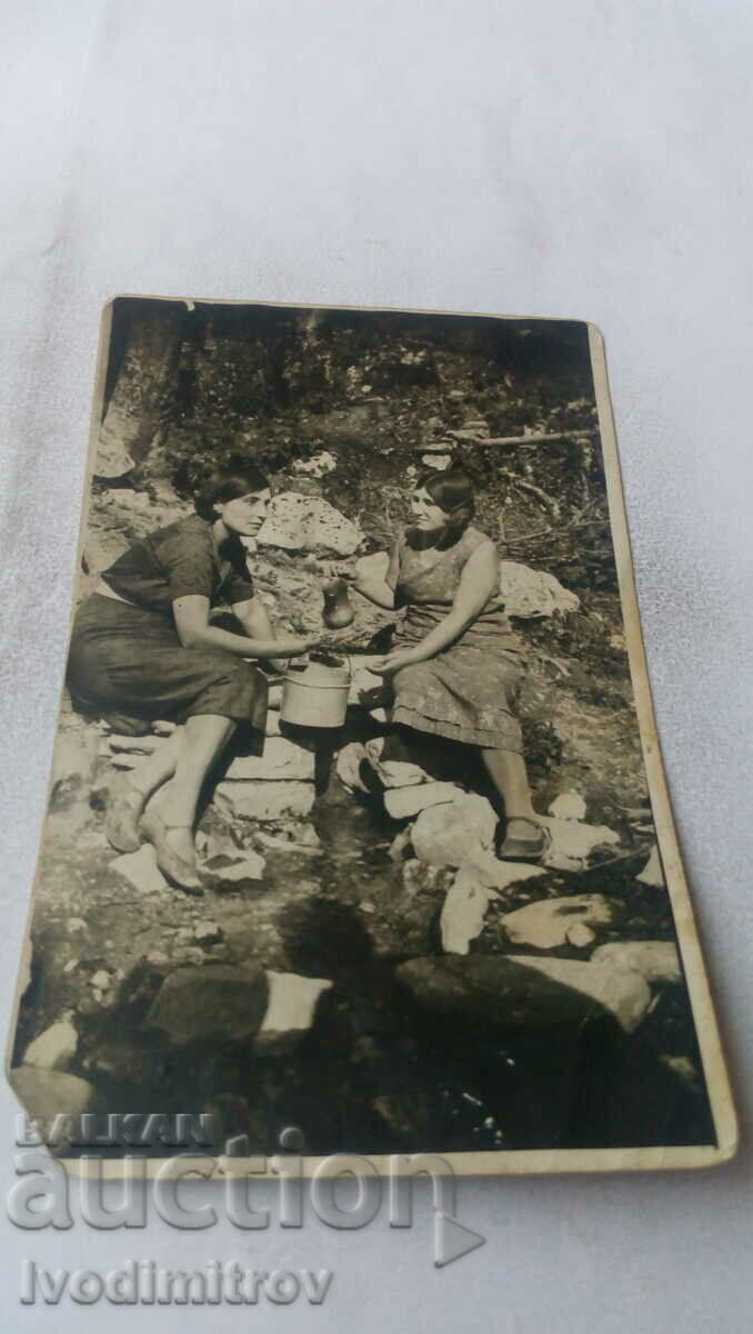 Снимка Две жени на изворите в манастира Люти долъ 1932