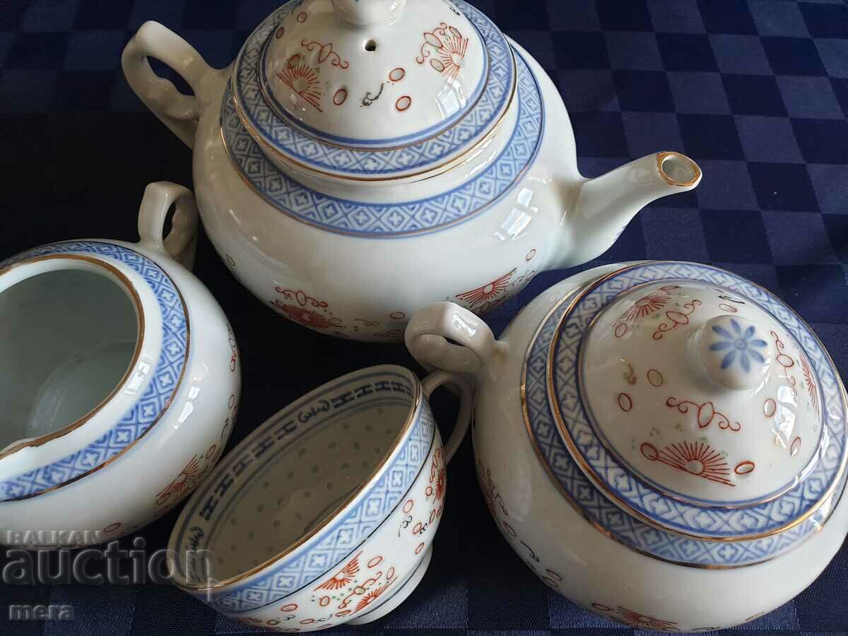 Delivery of Porcelain Chinese service for tea, coffee