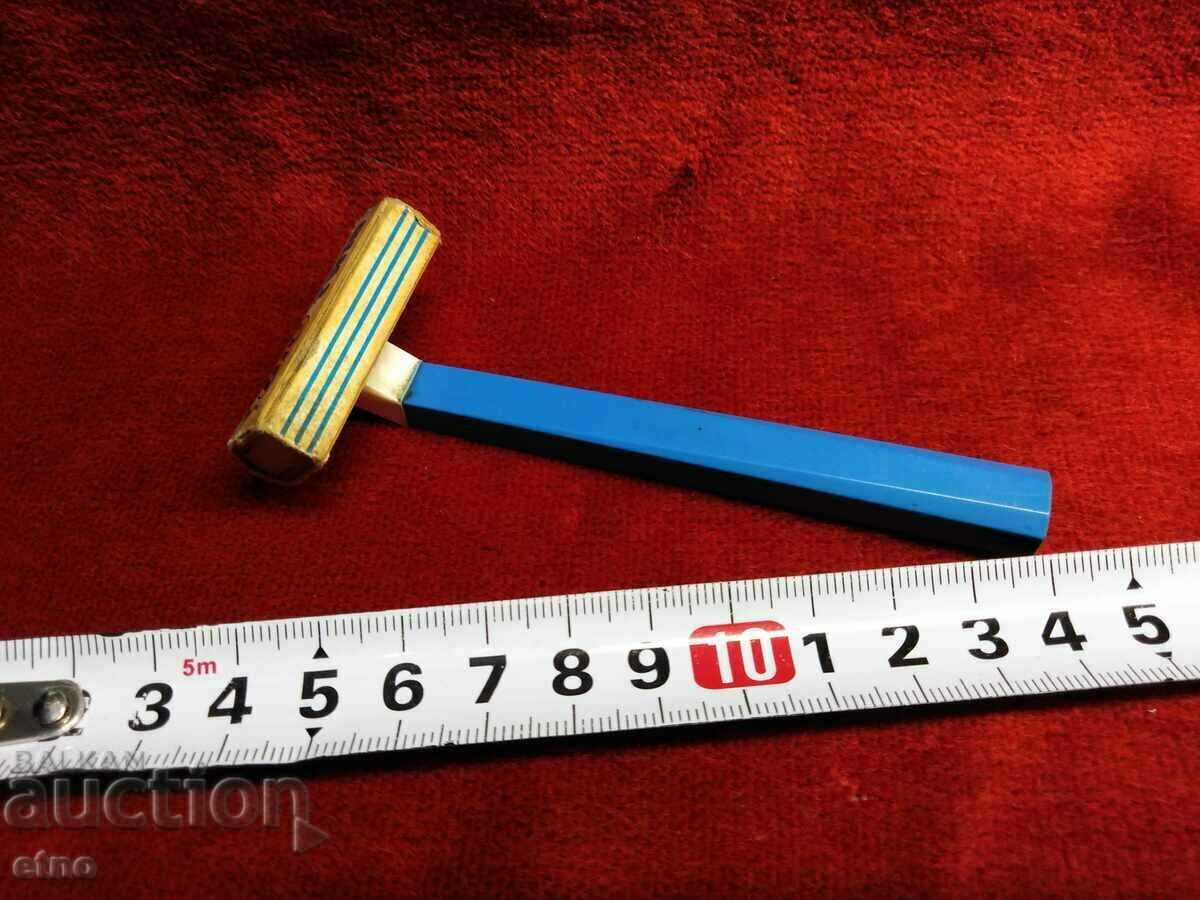 Delivery of VINTAGE BIC TWIN RAZOR IN BOX Delivery of VINTAGE BIC TWIN RAZOR IN BOX