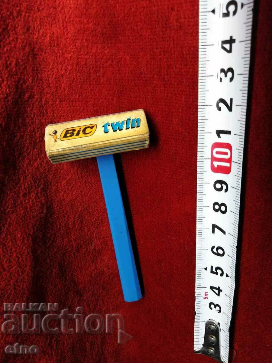 VINTAGE BIC TWIN RAZOR IN BOX - 6 VINTAGE BIC TWIN RAZOR IN BOX - 6