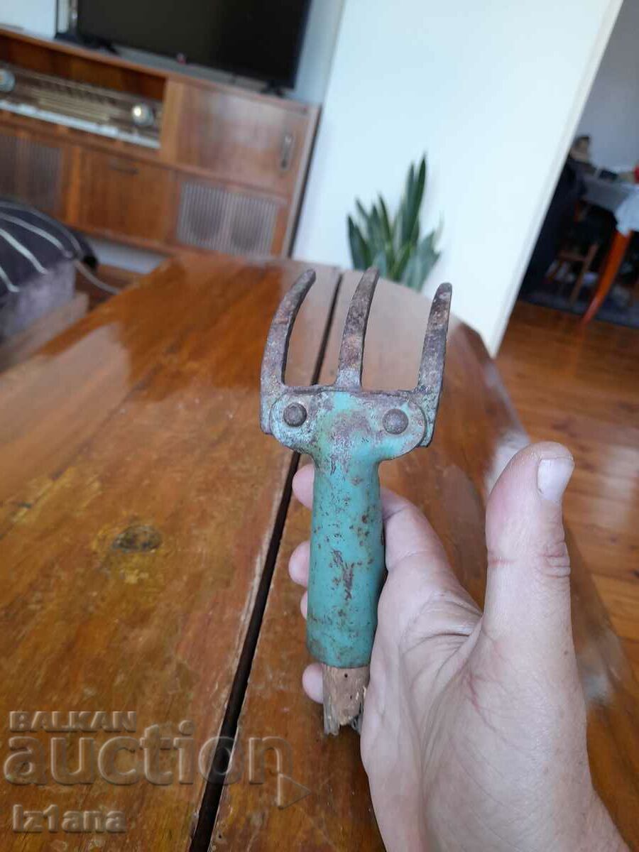 Ένα παλιό εργαλείο ανθοπωλείου, ένα στάχυ με τιμή 15.00 BGN | € 7.67 Ένα παλιό εργαλείο ανθοπωλείου, ένα στάχυ με τιμή 15.00 BGN | € 7.67