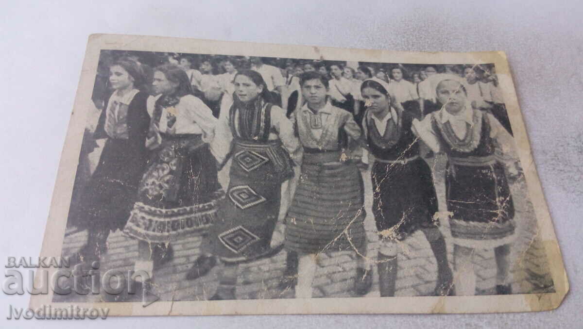 Π Κ Παρέλαση την 1η Μαΐου 1945 Διάφορα είδη λαϊκών φορεσιών