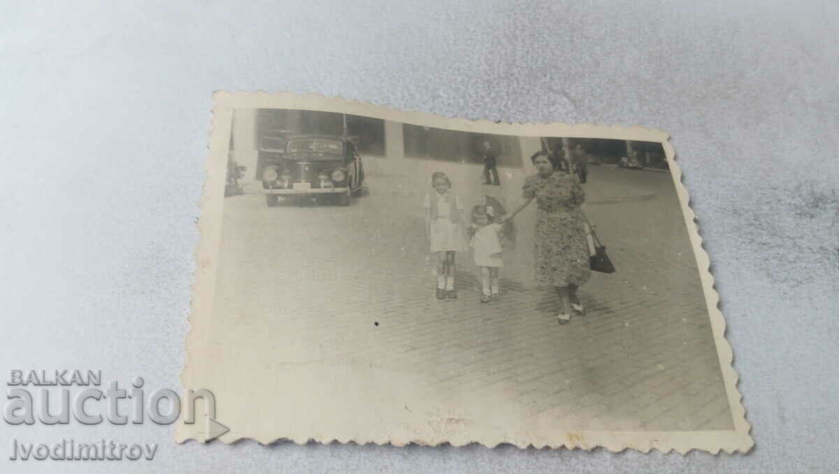 Снимка София Жена и две малки момичета на разходка