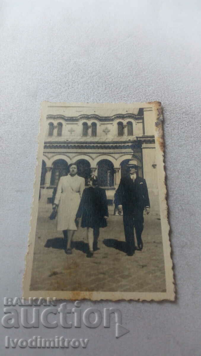 Снимка София Мъж жена и момиче пред църквата Ал. Невски