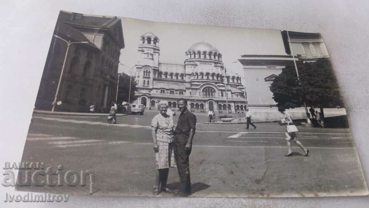 Foto Sofia Un bărbat și o femeie în Piața Adunării Naționale