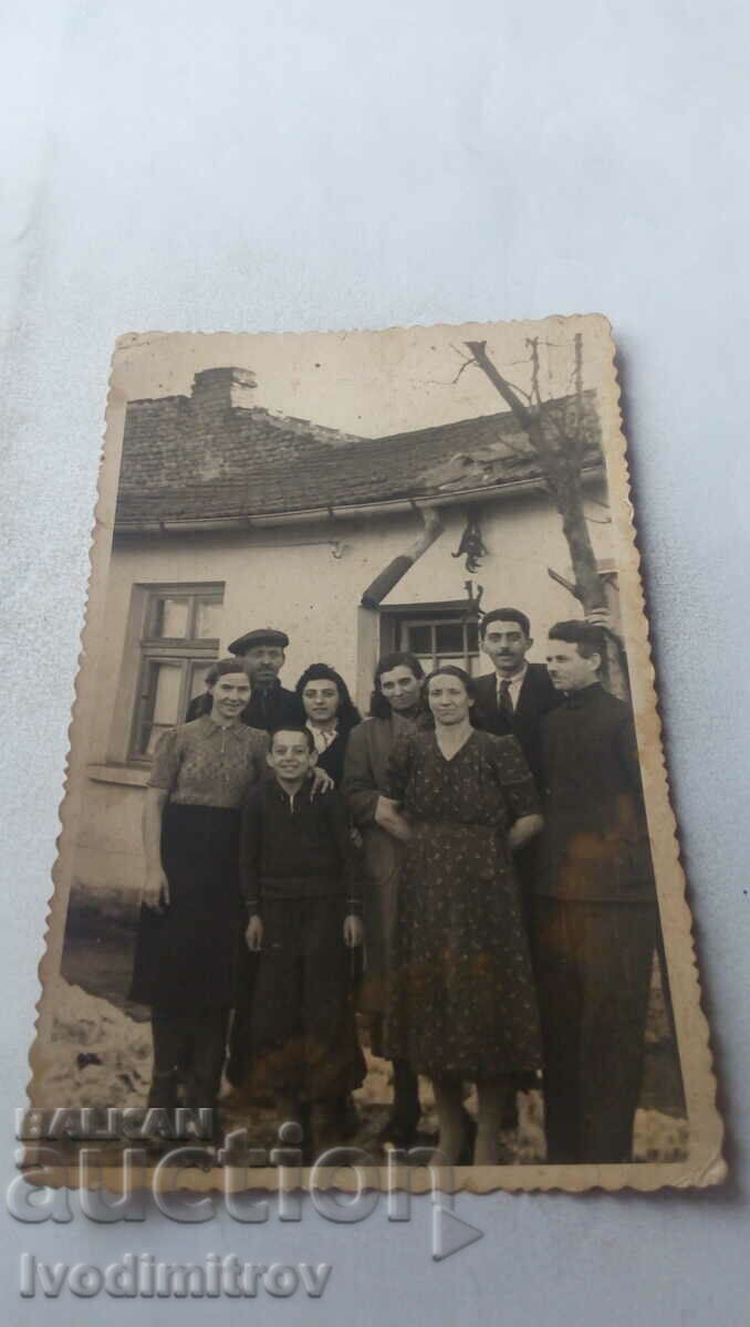 Снимка София Мъже жени и момче пред къщата си 1943