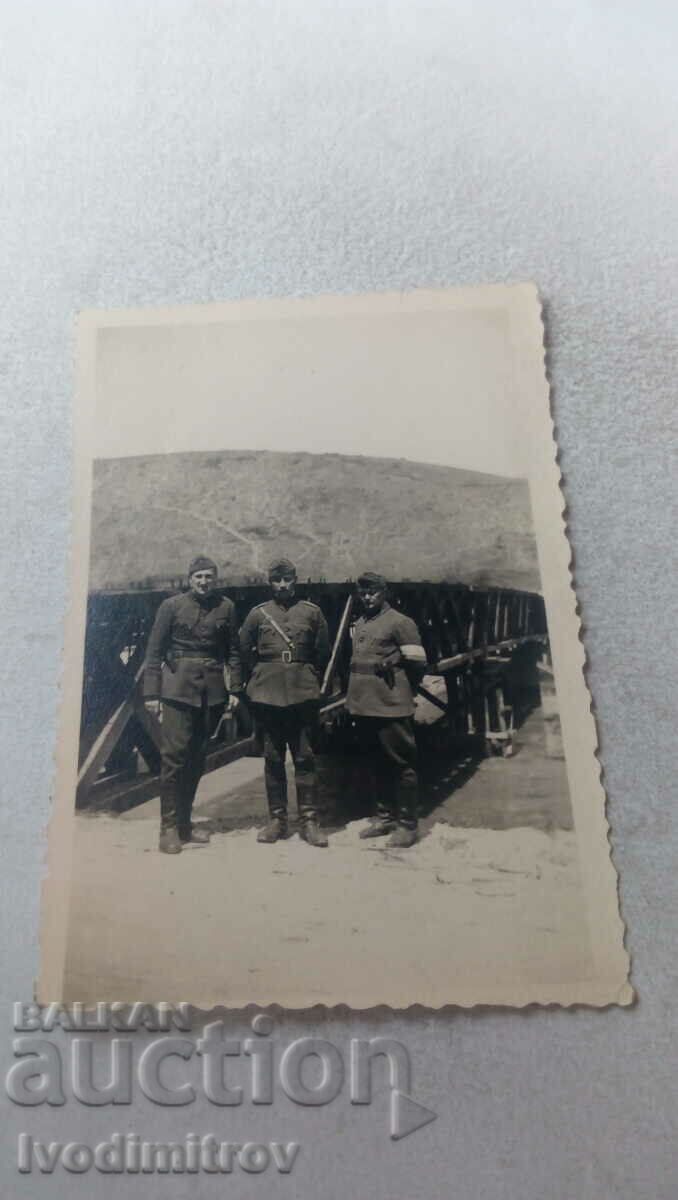 Снимка Трима офицери пред железен мост над река