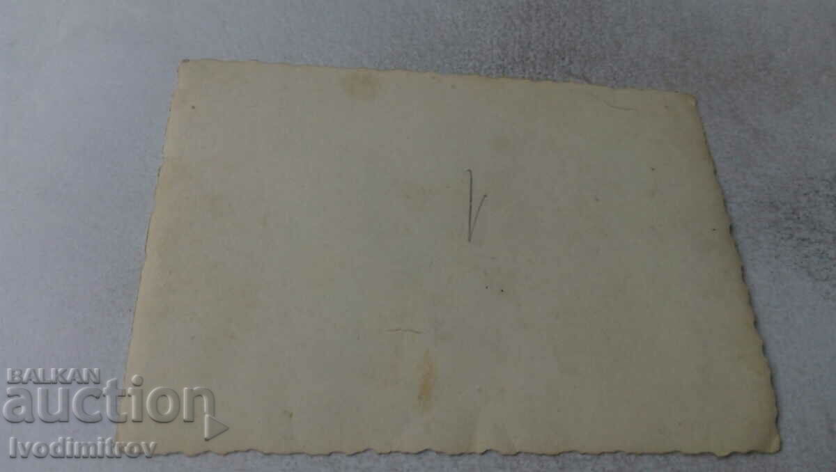 Φωτογραφία Ένας αξιωματικός και τέσσερις άνδρες στο πάρκο με τιμή 1.45 BGN | € 0.74 Φωτογραφία Ένας αξιωματικός και τέσσερις άνδρες στο πάρκο με τιμή 1.45 BGN | € 0.74