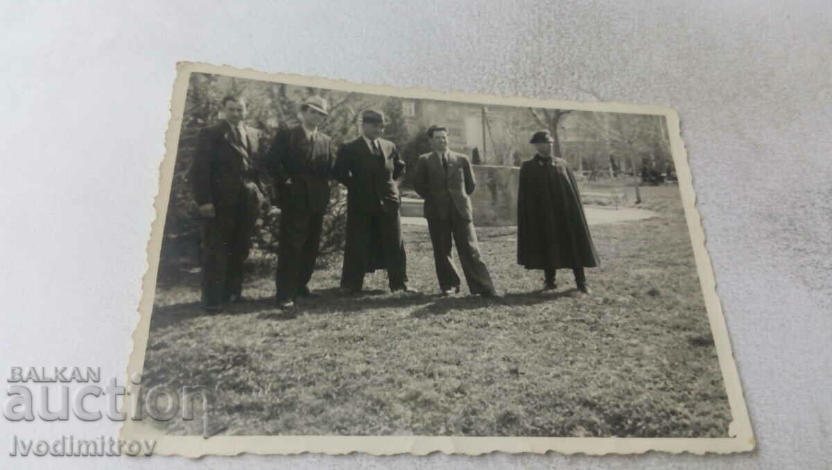 Photo An officer and four men in the park