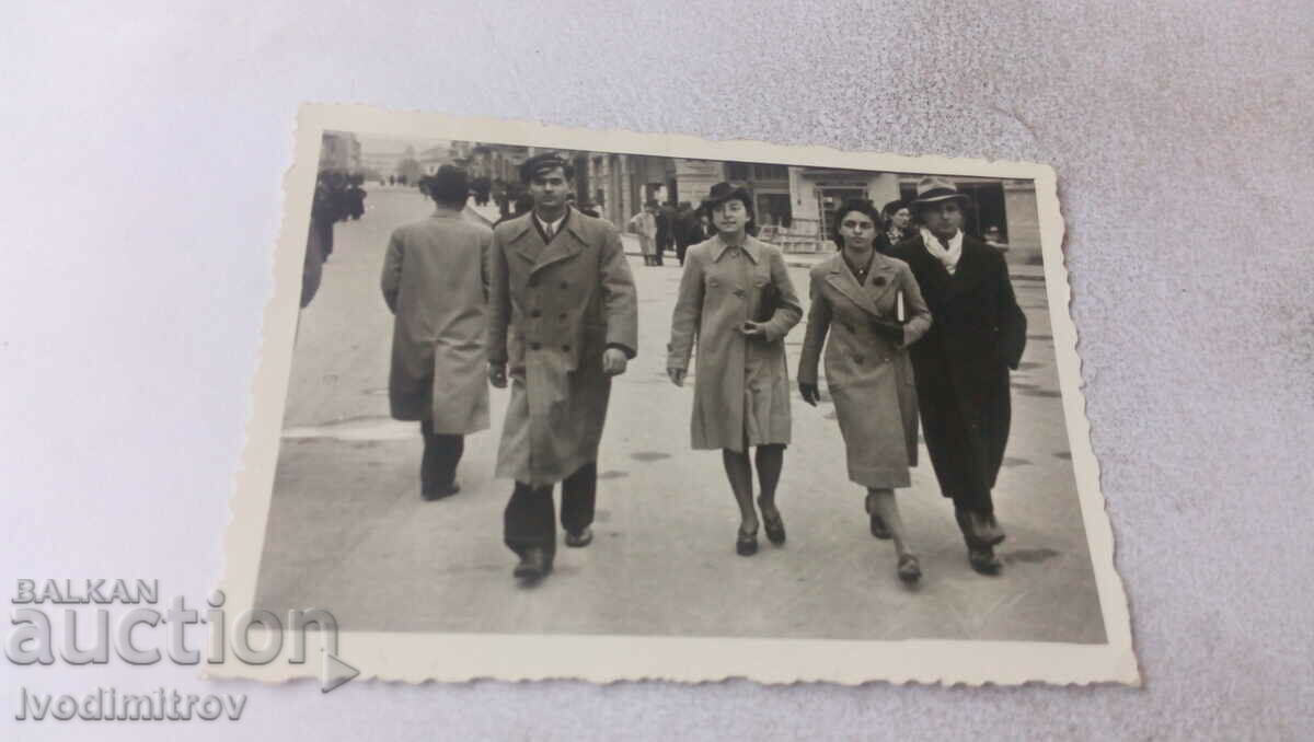 Снимка София Двама мъже и две жени на разходка