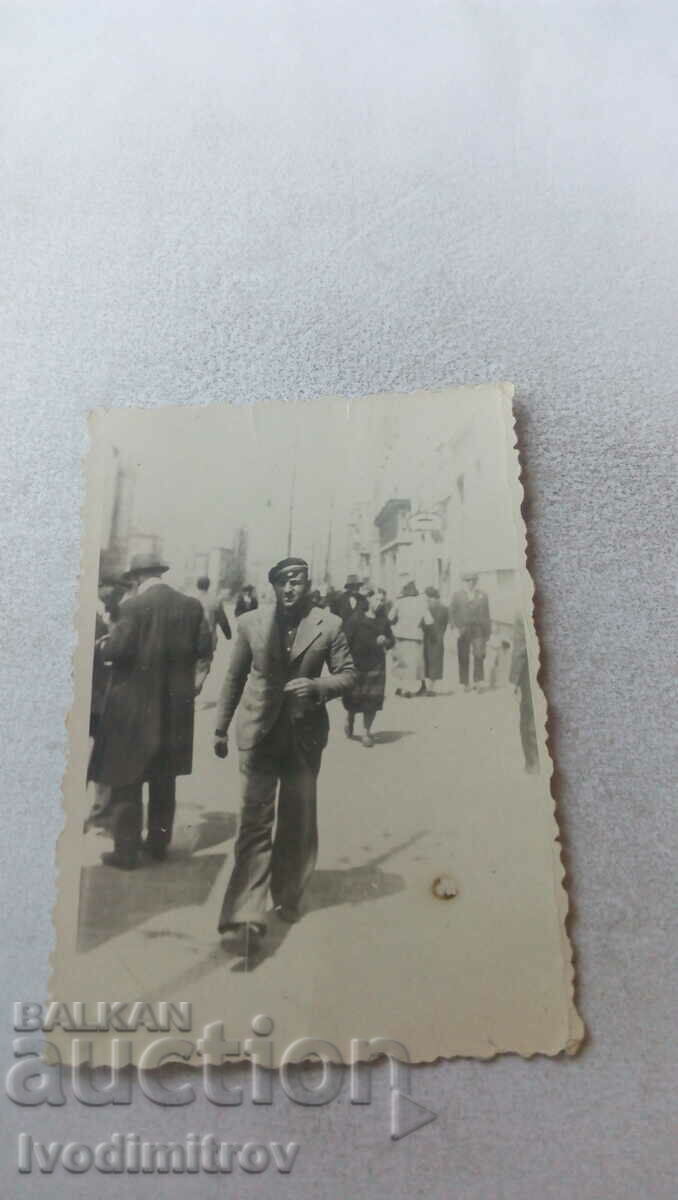 Photo Sofia A young man on a walk