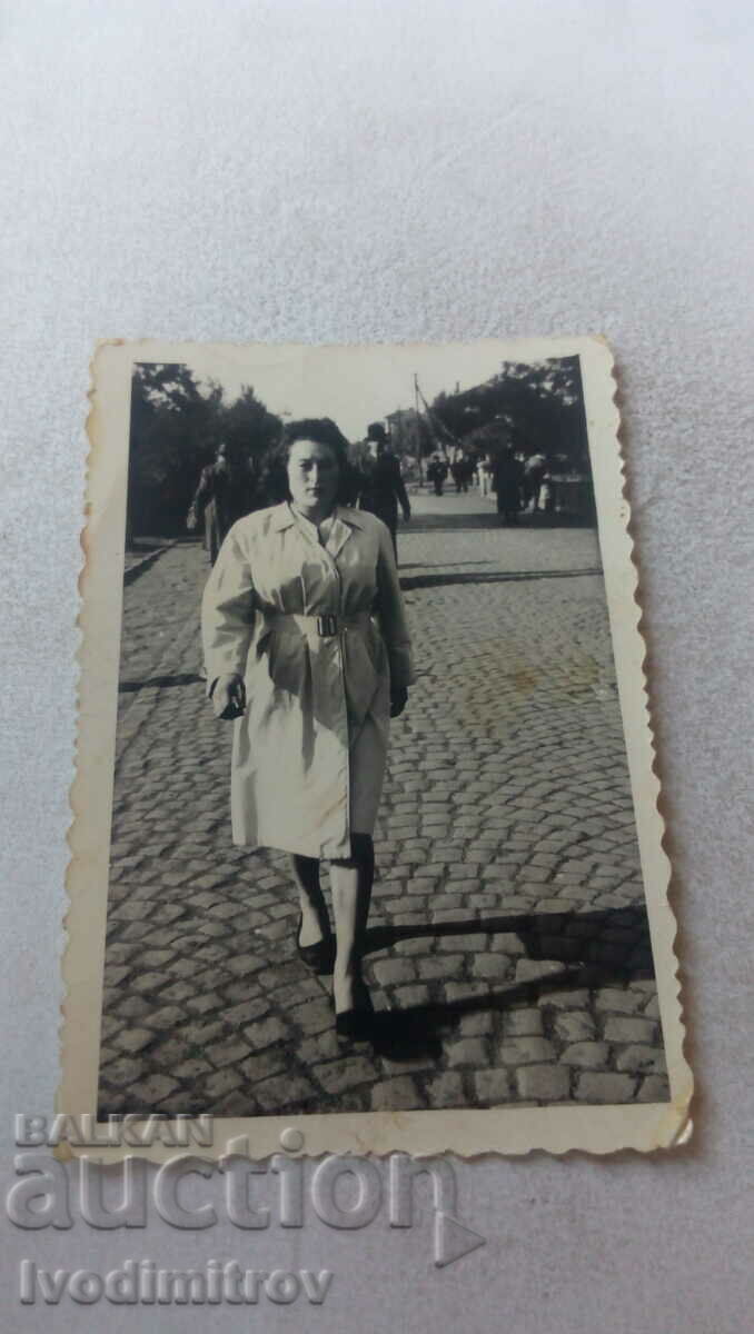 Снимка Драгоманъ Жена на разходка 1944