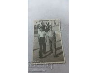 Φωτογραφία Δύο νεαροί άνδρες σε έναν περίπατο 1939