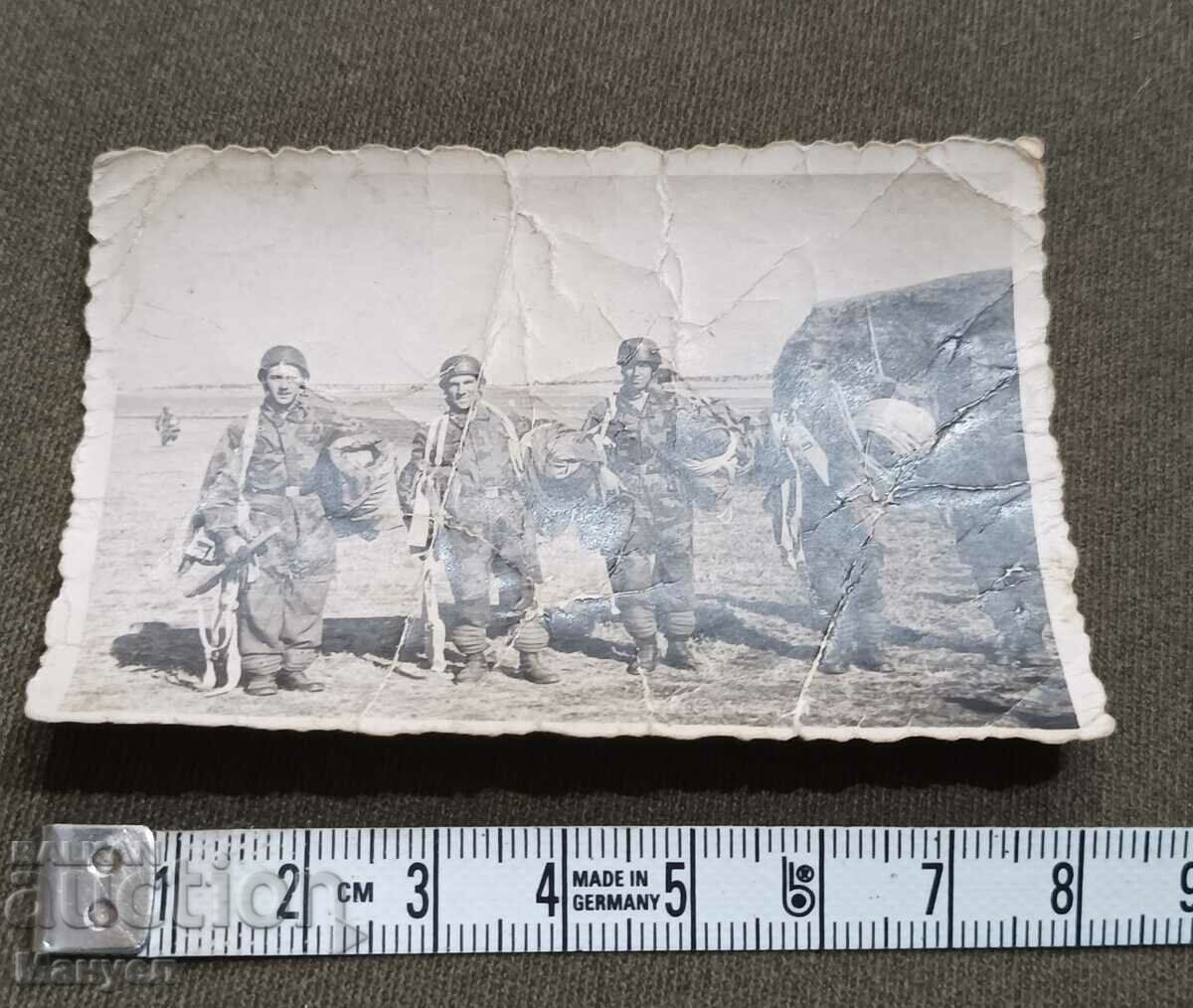 Vând o fotografie militară veche - echipa de parașute. cu preț 29.90 BGN | € 15.29 Vând o fotografie militară veche - echipa de parașute. cu preț 29.90 BGN | € 15.29