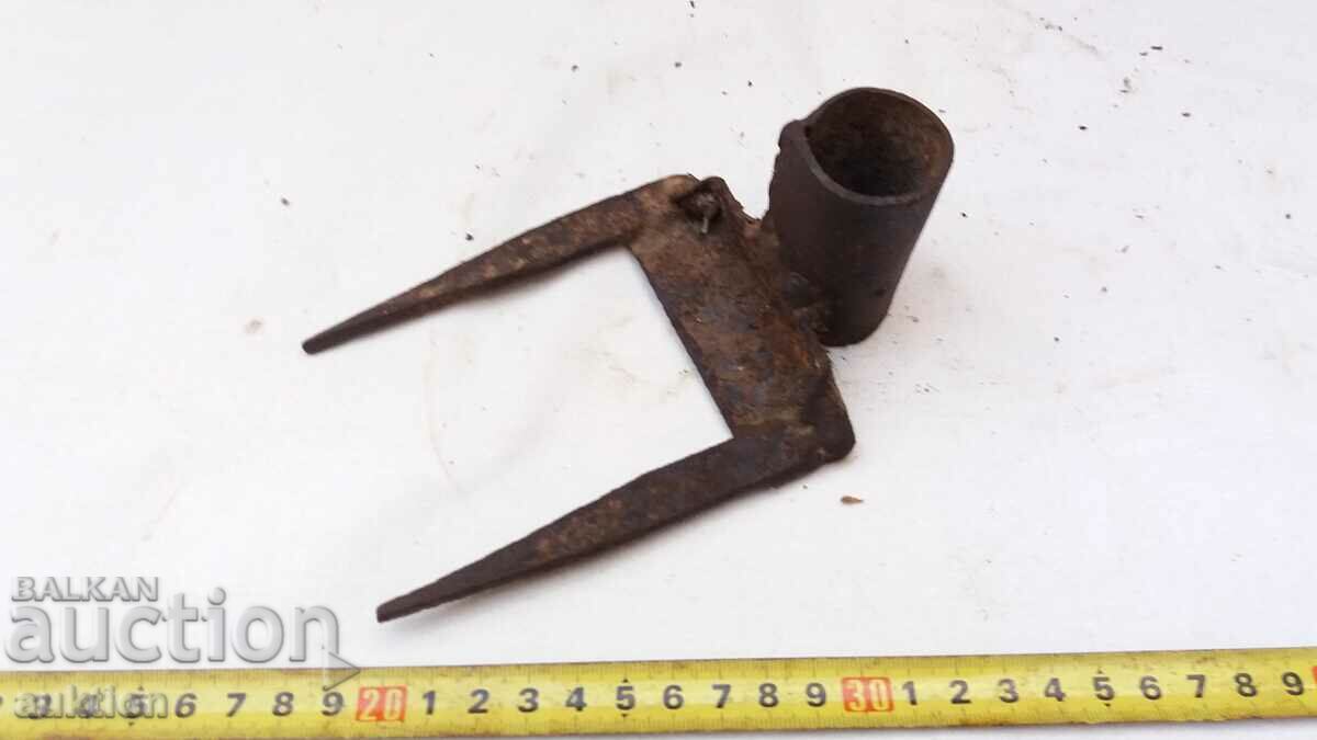 Delivery of MILITARY INSTRUMENT, HOE