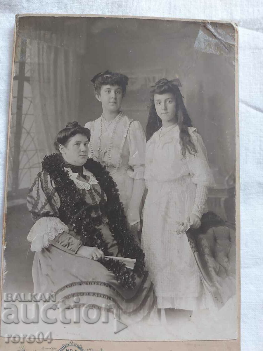 Delivery of IVAN KARASTOYANOV - LADIES - CARDBOARD Delivery of IVAN KARASTOYANOV - LADIES - CARDBOARD