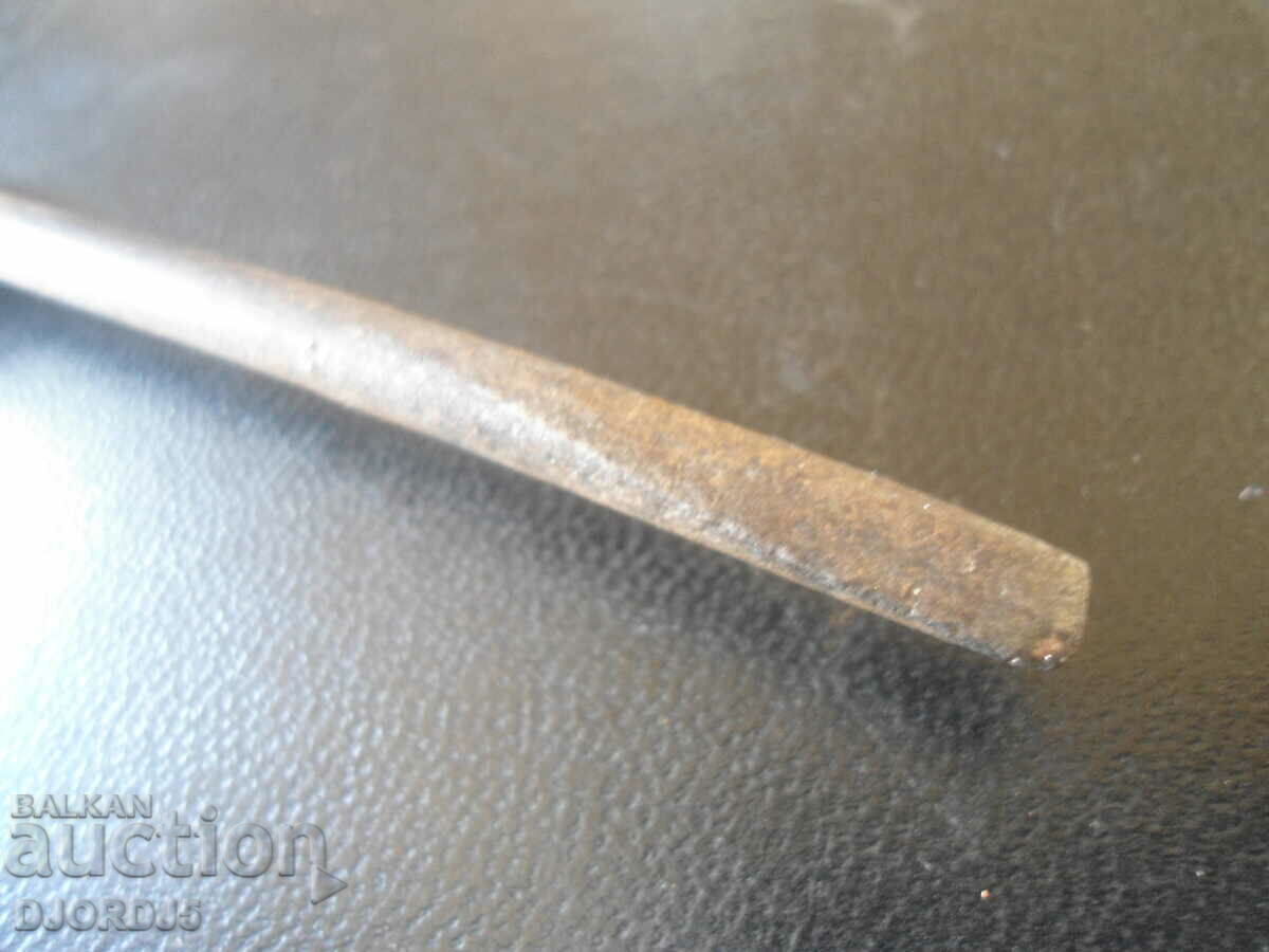 An old screwdriver with price 3.00 BGN | € 1.53 An old screwdriver with price 3.00 BGN | € 1.53