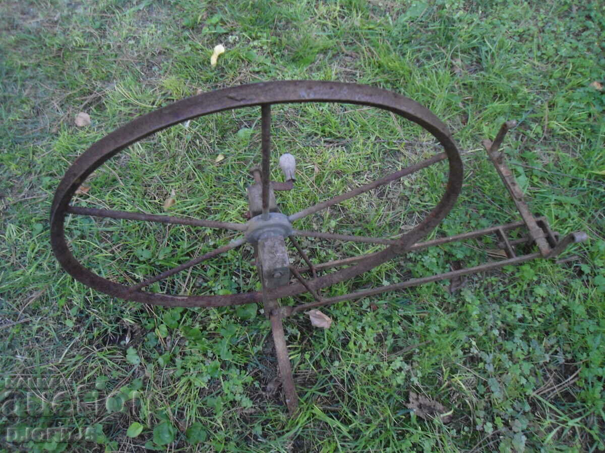 Аукцион Старинен метален чекръг Аукцион Старинен метален чекръг