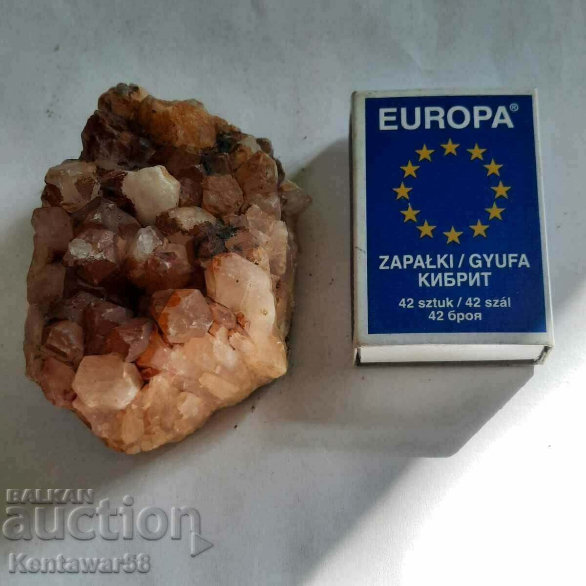 Mineral - cuarț roz. Mineral - cuarț roz.