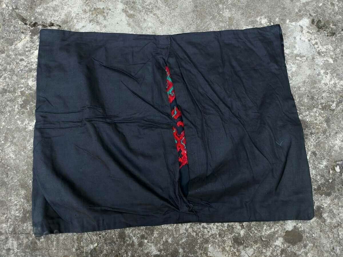 Delivery of OLD CHASE EMBROIDERY PILLOW COVER Delivery of OLD CHASE EMBROIDERY PILLOW COVER