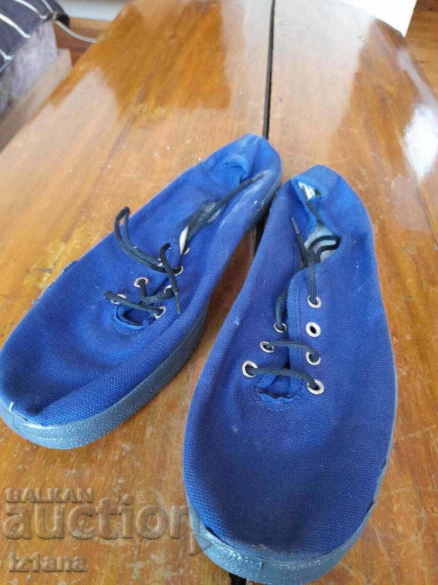 Old sneakers, canvas PIRIN with price 40.00 BGN | € 20.45 Old sneakers, canvas PIRIN with price 40.00 BGN | € 20.45