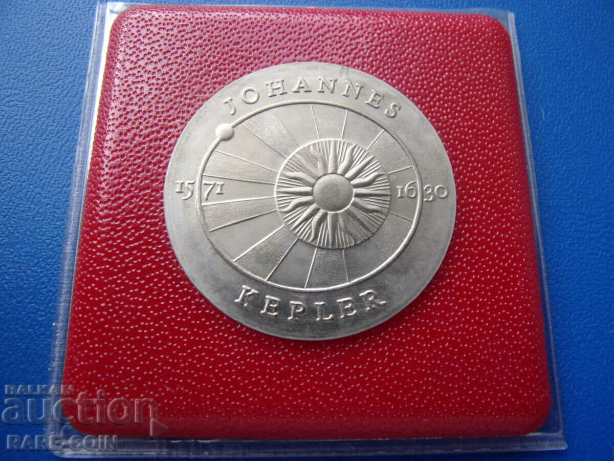 RS(43) GDR 5 Timbre 1971 cu certificat UNC Rare cu preț € 21.47 | 41.99 BGN