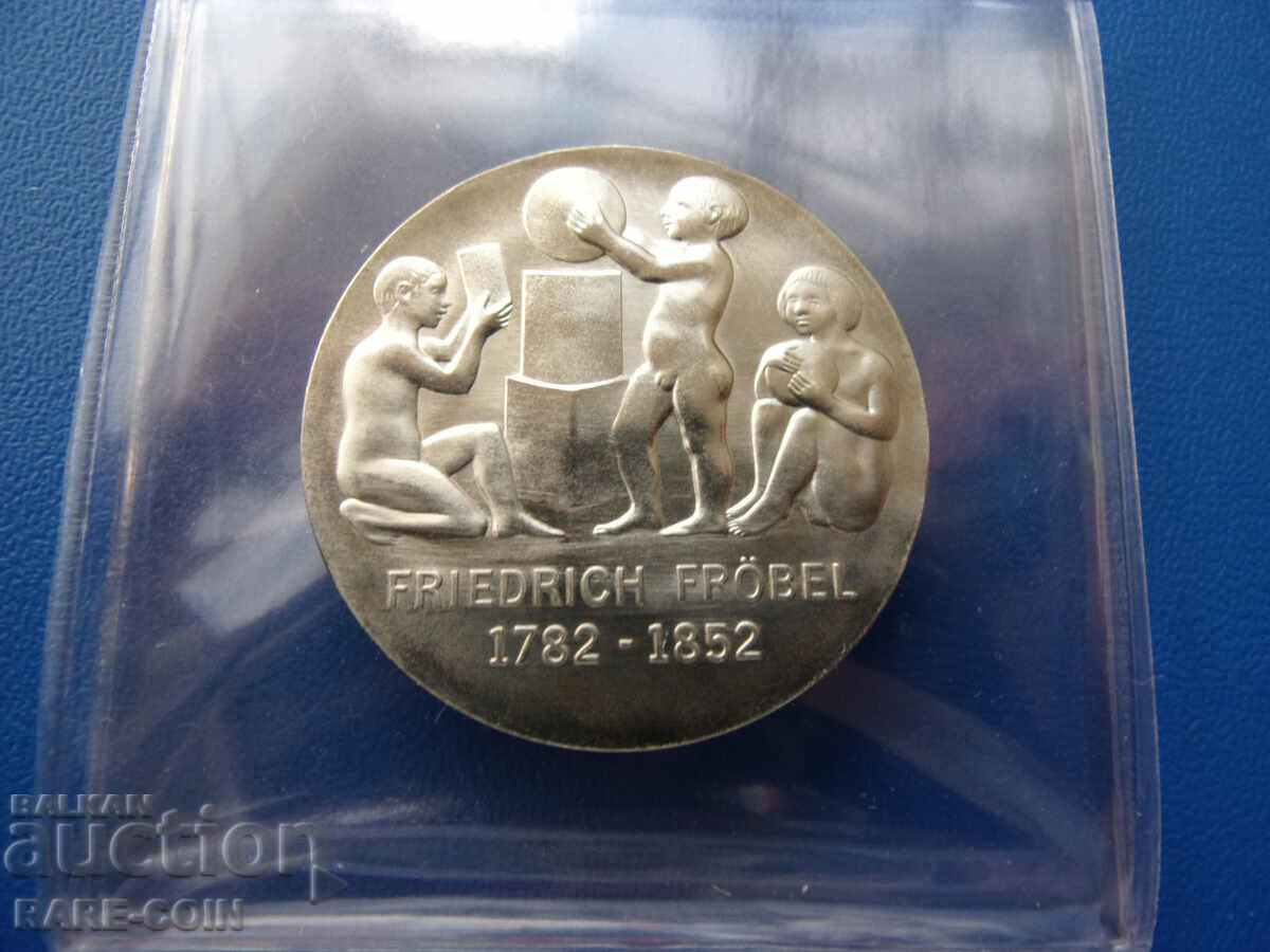 RS(43) GDR 5 Timbre 1982 cu certificat UNC Rare cu preț € 38.35 | 75.01 BGN