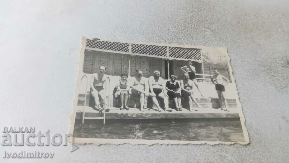 Foto Bărbați și femei în costume de baie la piscină