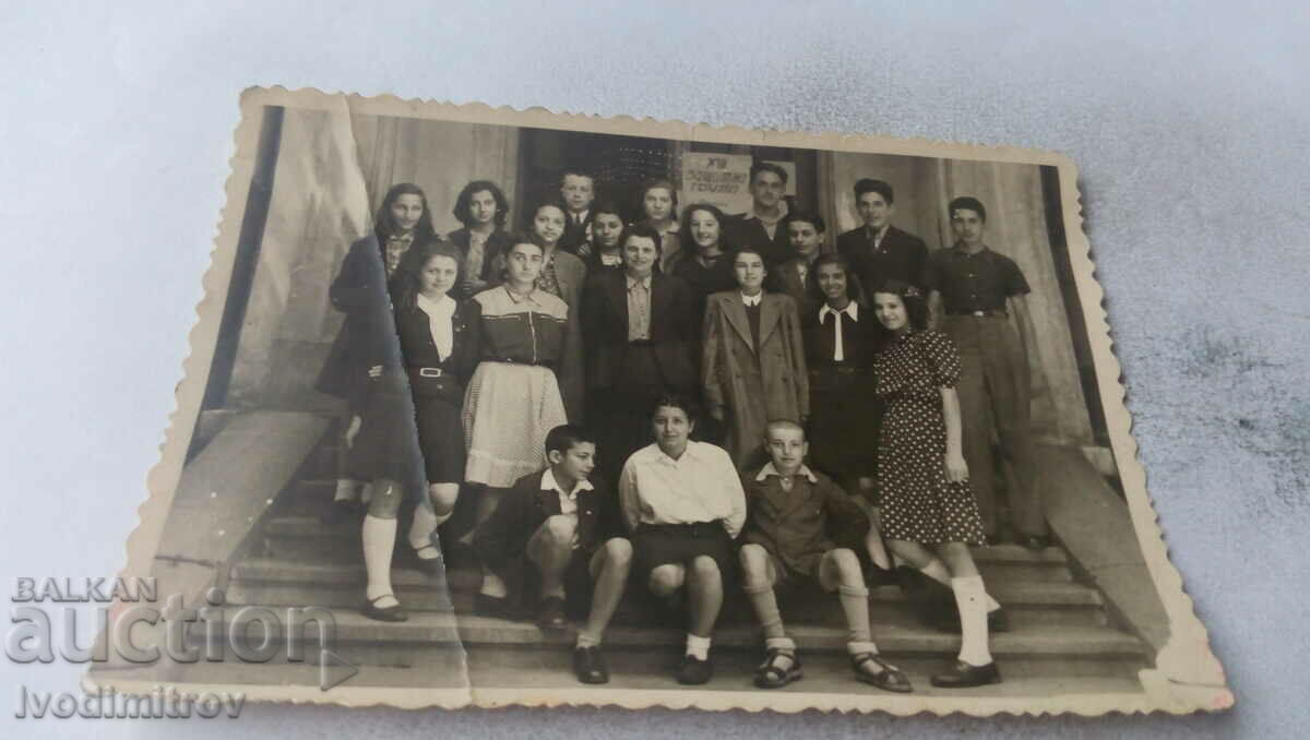 Φωτογραφία Κορίτσια και αγόρια με τους δασκάλους τους στις σκάλες