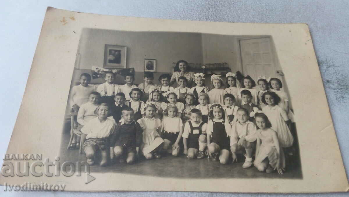 Φωτογραφία Παιδιά με τη δασκάλα τους στο νηπιαγωγείο