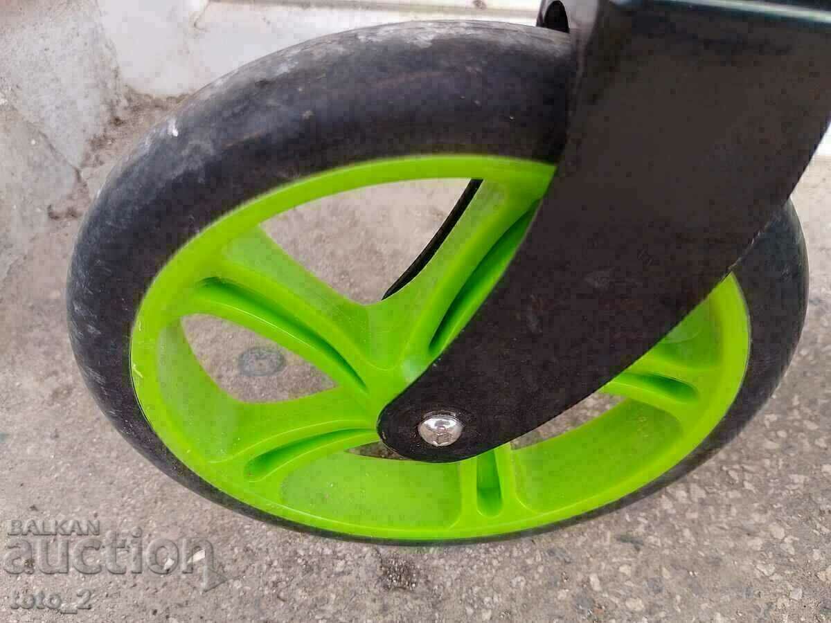 Delivery of GREAT FOLDABLE KIDS SCOOTER - SALE Delivery of GREAT FOLDABLE KIDS SCOOTER - SALE