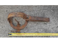 antique primitive small forged trap for white gold WORKING