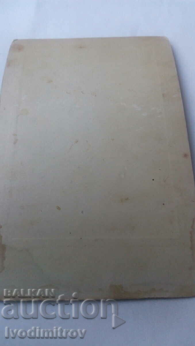 Φωτογραφία Τρεις νεαροί άνδρες Χαρτόνι με τιμή 7.45 BGN | € 3.81 Φωτογραφία Τρεις νεαροί άνδρες Χαρτόνι με τιμή 7.45 BGN | € 3.81