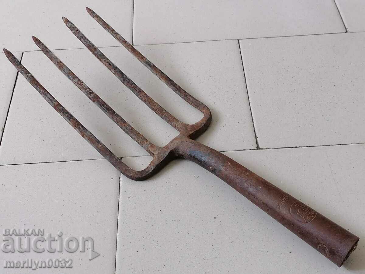 Căsuță antică din fier forjat cu sigiliu cu preț 59.00 BGN | € 30.17 Căsuță antică din fier forjat cu sigiliu cu preț 59.00 BGN | € 30.17