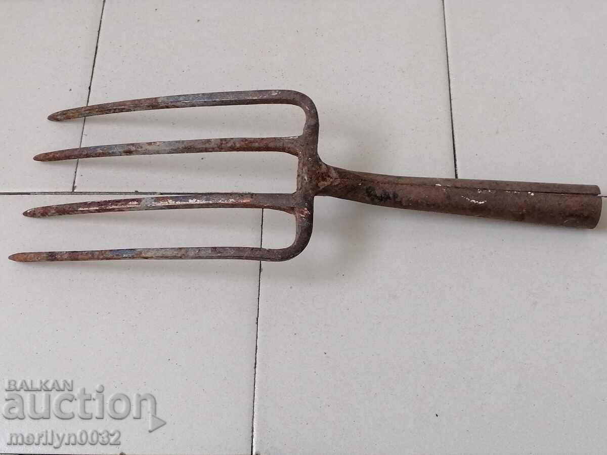 Licitație Căsuță antică din fier forjat cu sigiliu Licitație Căsuță antică din fier forjat cu sigiliu