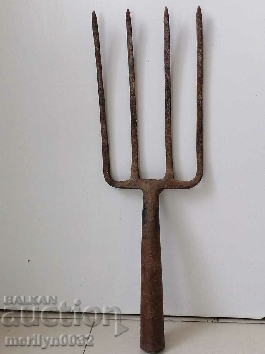 Livrarea Căsuță antică din fier forjat cu sigiliu Livrarea Căsuță antică din fier forjat cu sigiliu