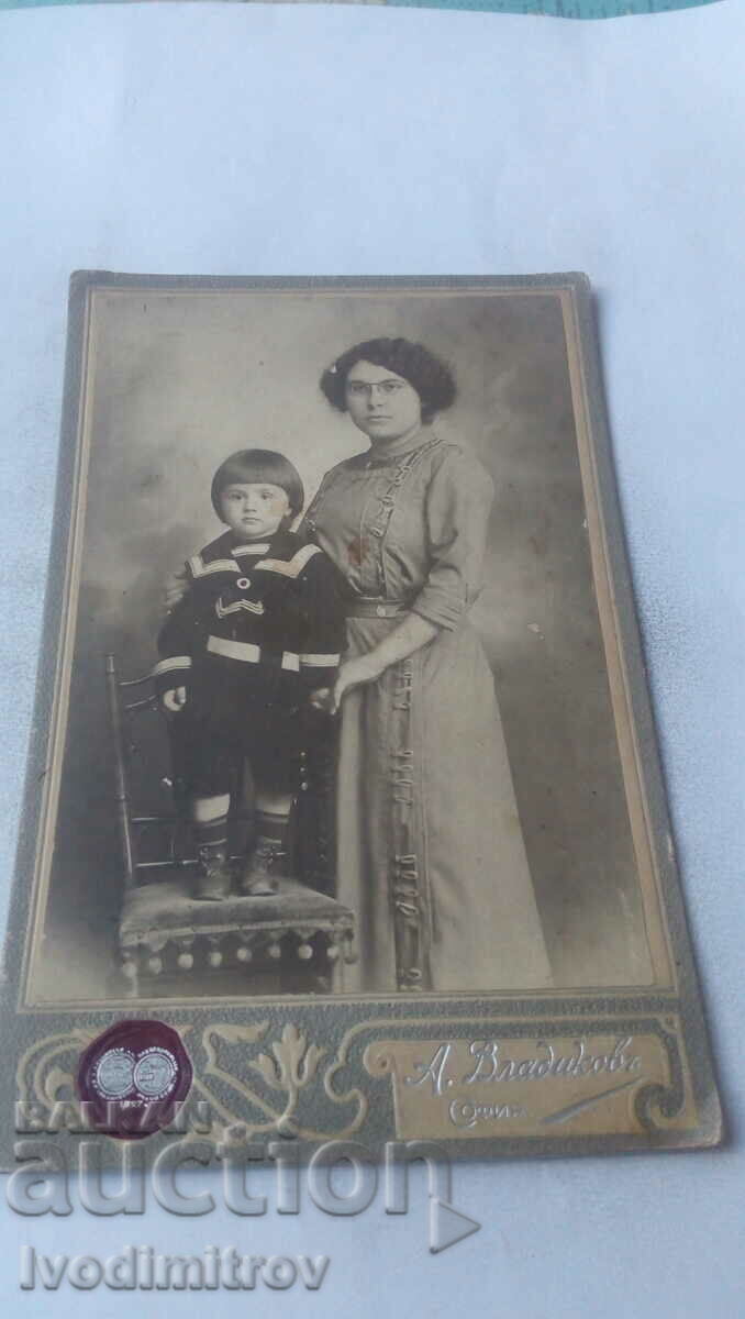 Foto Femeie și fetiță pe un scaun Carton 1911 Foto Femeie și fetiță pe un scaun Carton 1911