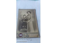 Foto Femeie și fetiță pe un scaun Carton 1911