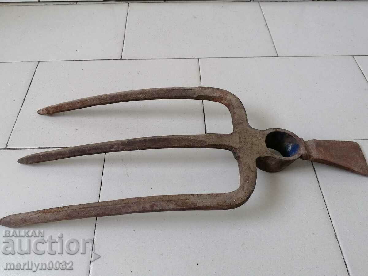 Antique wrought iron cottage pickaxe digger turner - 6 Antique wrought iron cottage pickaxe digger turner - 6