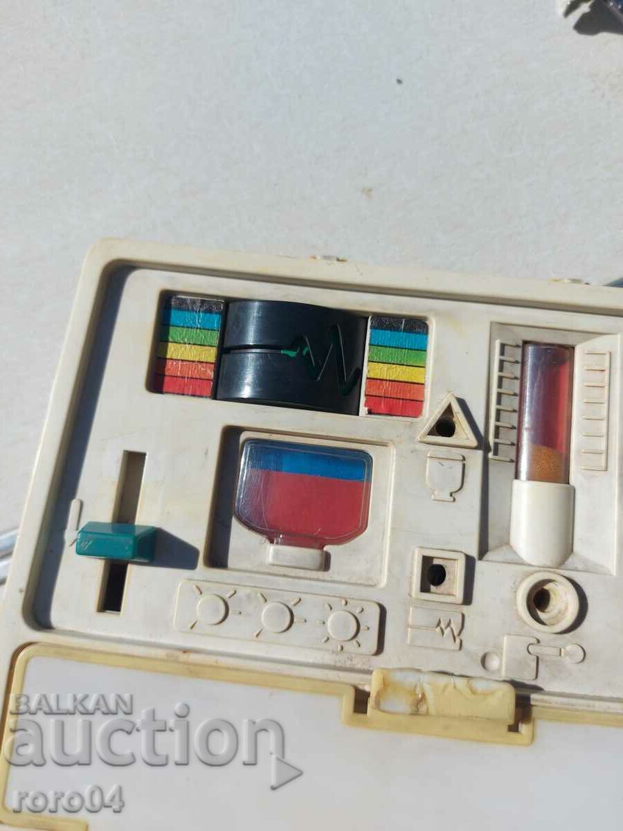 Auction CHILDREN'S TOY - MECHANICAL MEDICAL SUITCASE Auction CHILDREN'S TOY - MECHANICAL MEDICAL SUITCASE