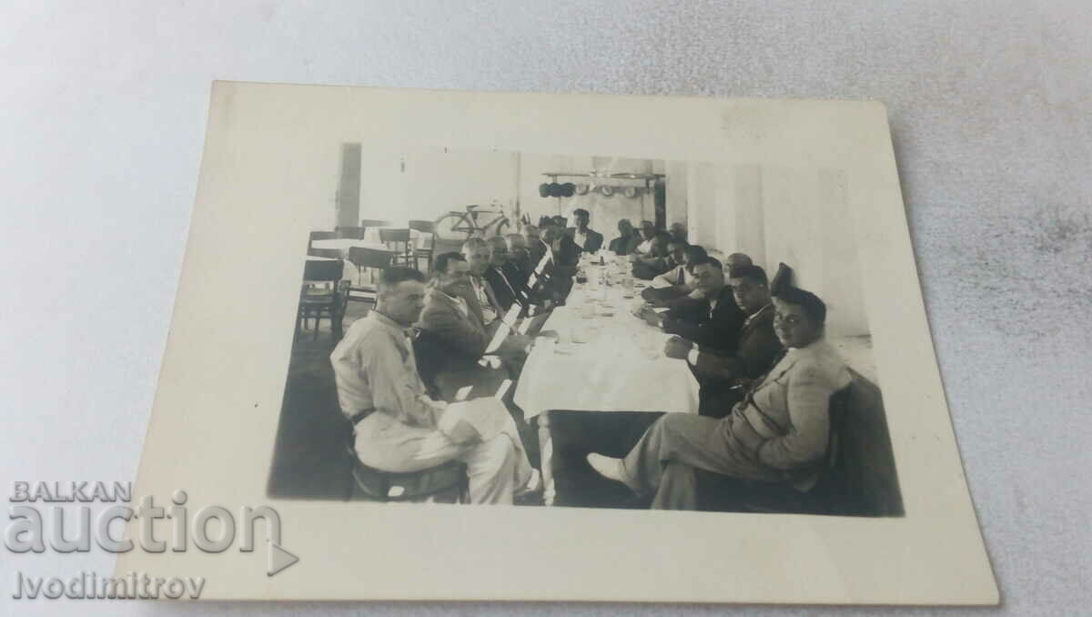 Fotografie Pazardzhik Bărbați într-un restaurant 1943