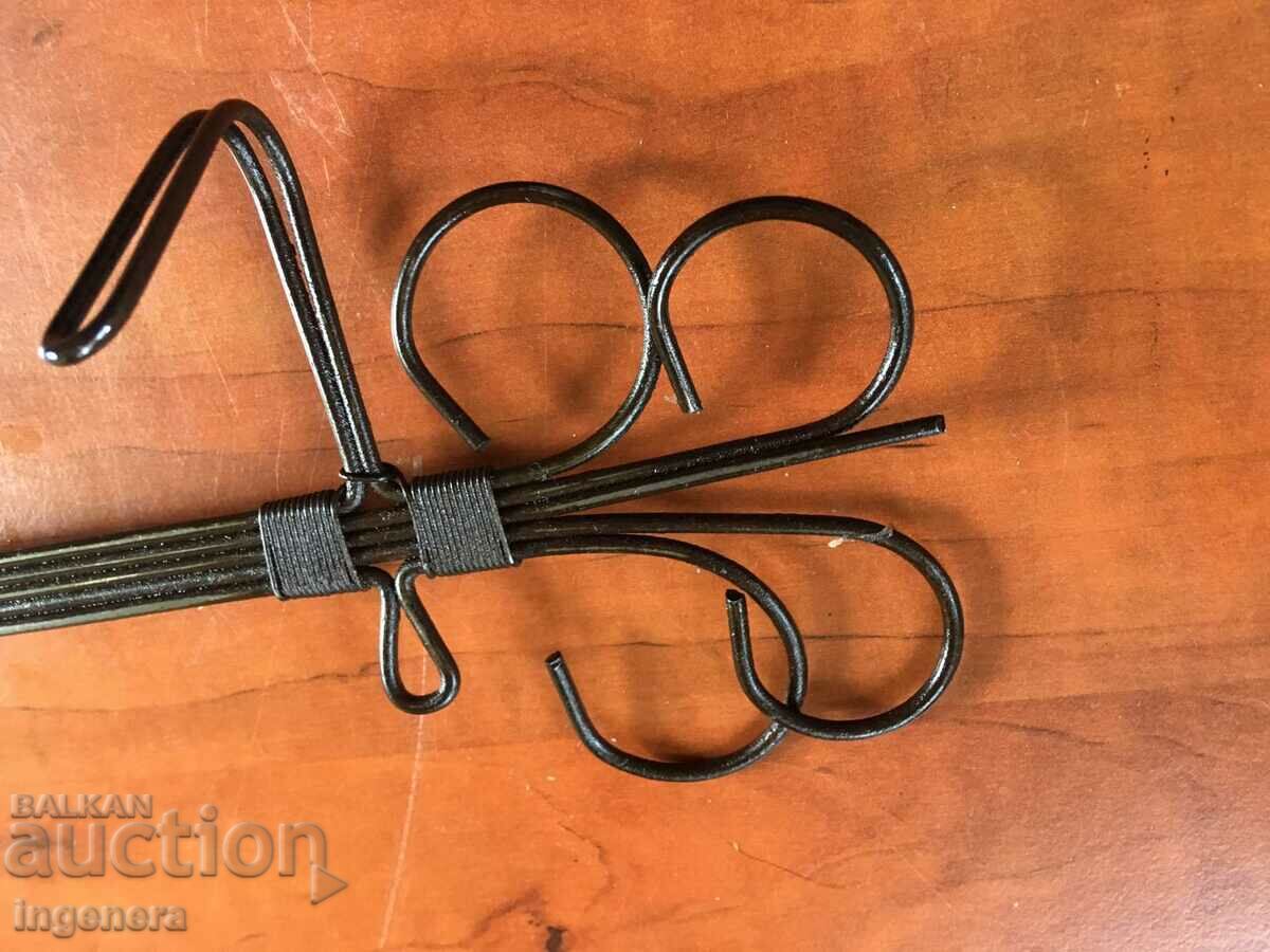 Auction HANGER HANGER ANTIQUE WREATED METAL Auction HANGER HANGER ANTIQUE WREATED METAL
