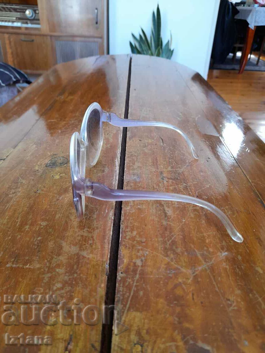 Delivery of Old Women's Sunglasses Delivery of Old Women's Sunglasses