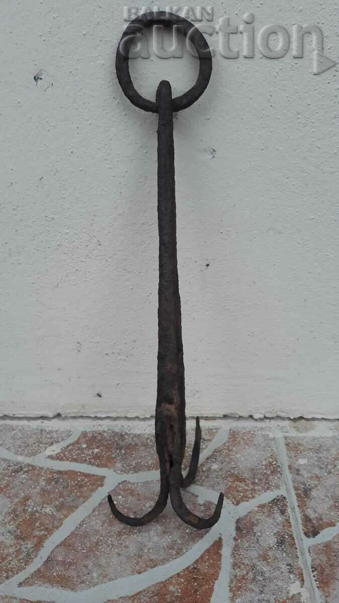 vechi cârlig de ancoră forjat manual primitiv din secolul al XVIII-lea