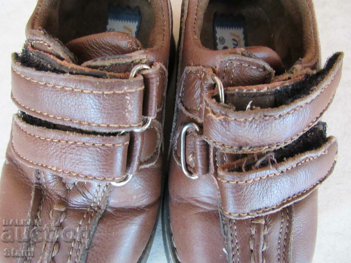 Pantofi copii din piele inchisi, numarul 23 cu preț 10.00 BGN | € 5.11 Pantofi copii din piele inchisi, numarul 23 cu preț 10.00 BGN | € 5.11