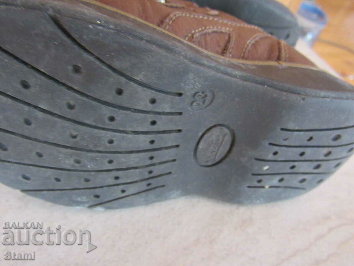 Livrarea Pantofi copii din piele inchisi, numarul 23 Livrarea Pantofi copii din piele inchisi, numarul 23