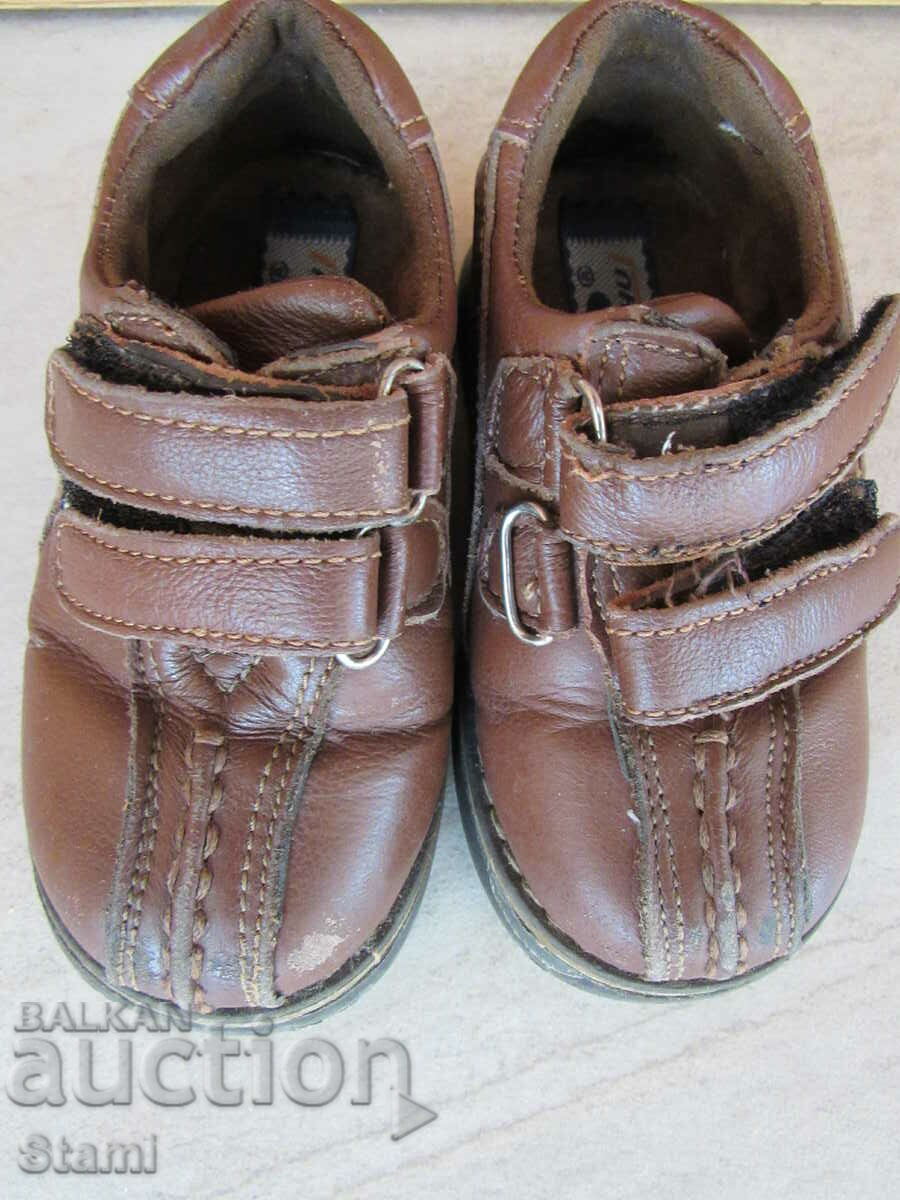 Closed leather children's shoes, number 23