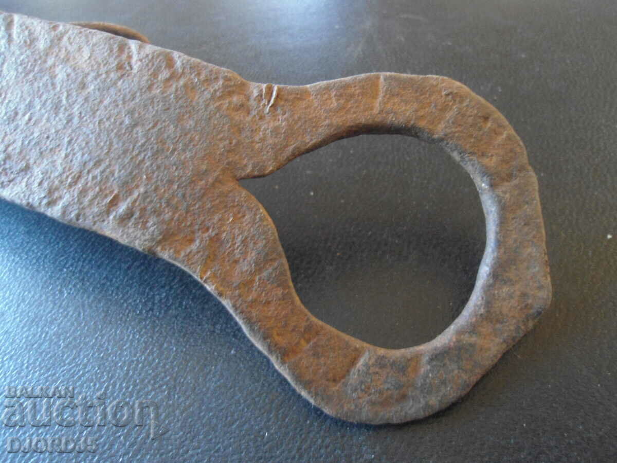 Old wrought latch with price 3.00 BGN | € 1.53 Old wrought latch with price 3.00 BGN | € 1.53