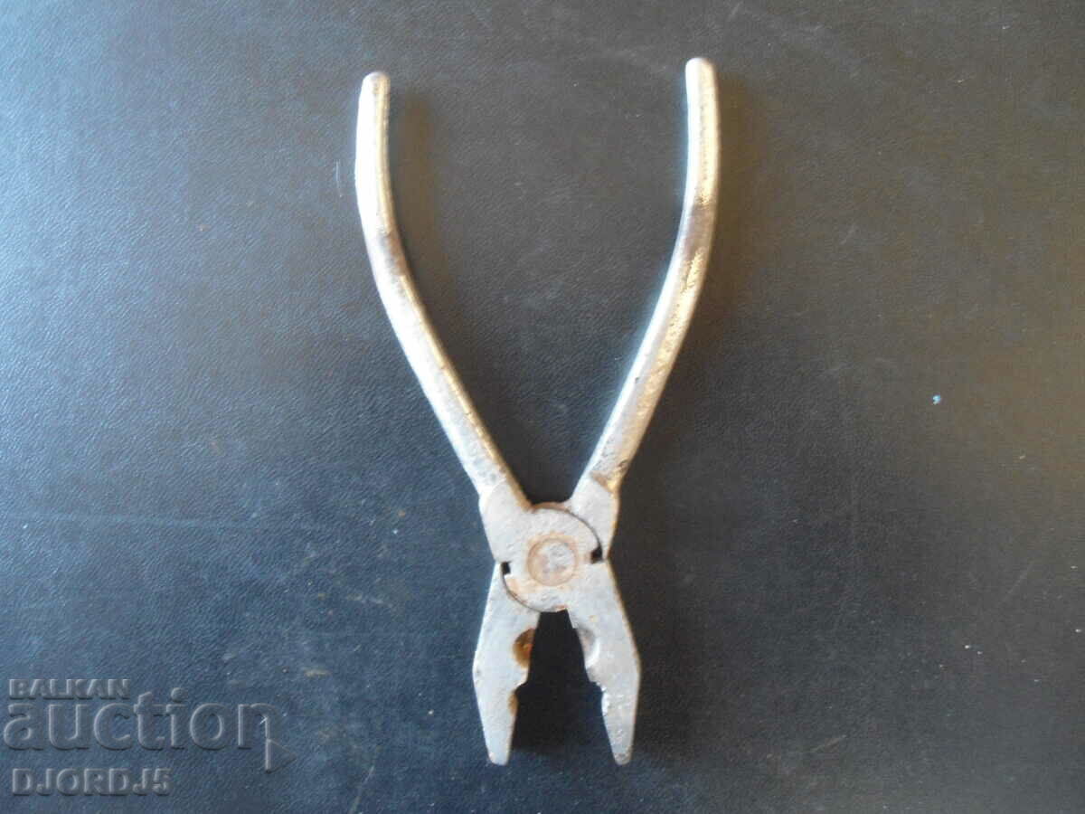 Old pliers with price 3.00 BGN | € 1.53 Old pliers with price 3.00 BGN | € 1.53