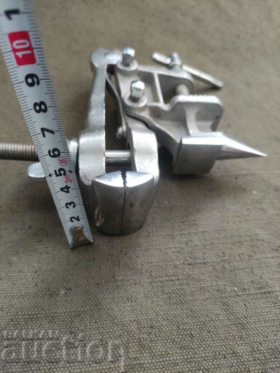 Small anvil vise with price 100.00 BGN | € 51.13 Small anvil vise with price 100.00 BGN | € 51.13